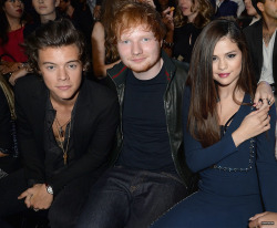  Unseen photo of Harry Styles, Ed Sheeran, and Selena Gomez at the 2013 MTV Video Music Awards   okay clearly ed sheeran&rsquo;s hand on Selena&rsquo;s shoulder is more nicely manicured than mine. damn.