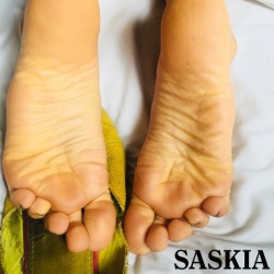 saskias-feet:  Like and Reblog if you want to cum on my soft sweet soles!