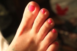 wvfootfetish:  kidd5639:  babydolls-feet:  So soft http://babydolls-feet.tumblr.com/  OMG Hot :)  Love her feet