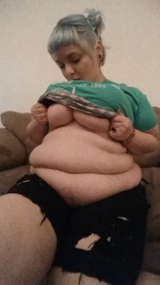 rollsofdestiny:I’m starting to do some personalized, custom videos of the feedism/belly play/fat admiration variety if you’re interested! :D I’ve got a few spots available if you’d like to message me for details 