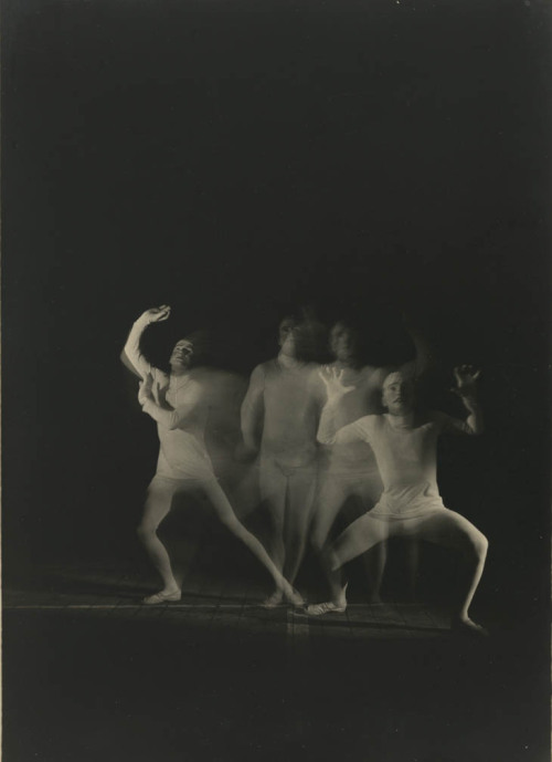 inneroptics:    Erich Consemüller, Performance on the Bauhausstage in Dessau: phases of dramatic gestures byOskar Schlemmer, multiple exposures, 1927  