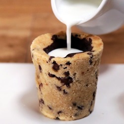 princessdawnauroreon: underlytrashy:  blogkhadra:  Milk in a cookie cup  Backwards egg   Are you trying to tell me the centre of an egg is a cookie?  