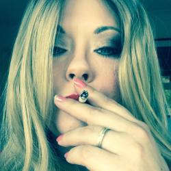 tinasnua:  New #lacefront #wig :) don’t look bad as s #blonde :) xx #hair #lipstick #bbw #sexy #curvy #eyes #blueeyes #smoking #smokingfetish #cigarette   Tina Snua ;) 
