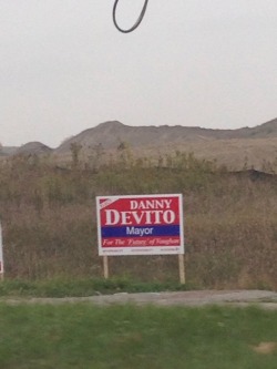 waitinforthebus:ollivander:  THIS IS A REAL SIGN I JUST PASSED DANNY DEVITO FOR MAYOR  the gang runs for office  