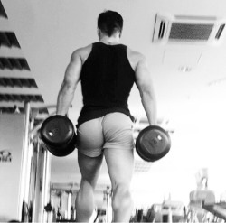 grapes-and-protein-shakes:  londonboy45:If he lunges one more time I’m going to have to plunge!  Agreed