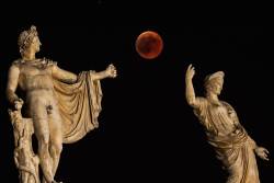 gnossienne: The blood moon is framed by the statues of Hera and Apollo in Athens (x)  