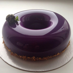rumble-and-roar:  boredpanda:    Mirror Marble Cakes By Russian Confectioner Are Just Too Perfect    Perfect glaze is perfect. 