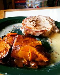 Perfectly cooked pork steaks with cider mustard sauce and Sweet potato Boulangére. 😍 #fuckmeup #food #foodie #foodporn #foodieporn #foodofinstagram #instafood #instafoodie #pork #cider #castawaycider #weightloss #weightlossjourney #effyourbodystandards