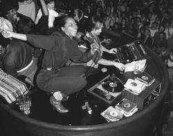 futura-909:  Diana Ross in the DJ booth at Studio 54 in 1980. 