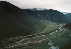 arquerio:  Drikung Valley by lylevincent on Flickr.