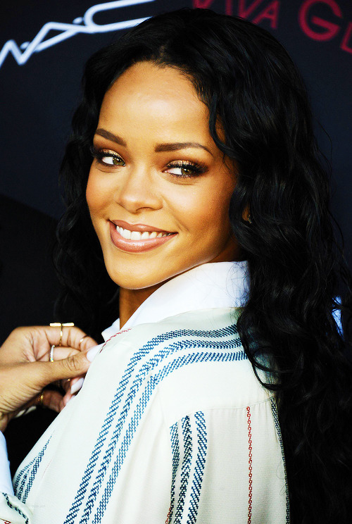 Fotos de Rihanna (apariciones, conciertos, portadas...) [13] - Página 37 Tumblr_n01h9chW9g1qewhoso1_500