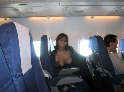 Airplane Flash: no panties on this plane!