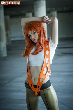 irishgamer1:   Very sexy Leeloo cosplay from The Fifth Element. Bada-bing bada-boom she’s fucking hot with a great ass!!! 