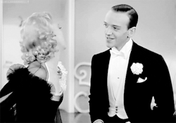 genecurrankelly: Ginger Rogers kissing Fred Astaire in Top Hat (1935)