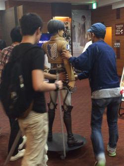 The life-size Levi figure (Part of the SnK x 7-11 collaboration) being removed by staff from its original placement at the Shinjuku Wald 9 theater (Its exhibition period was over today)!Bye bye, heichou ;___;