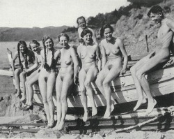 nudiarist:  German nudists in the south of France, summer 1932. Fourth from left is Therese Mülhause-Vogeler, General Secretary of the European League for Free Body Culture (1931-1933). (Source: “Lachendes Leben”, 1931) 