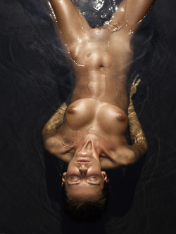 gravitypicture:  amazinggirlsphotos:  hegre art - melinda  In der water
