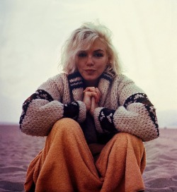 browersbody:  Marilyn Monroe photographed by George Barris on July 13, 1962. “…I recall the time where she - it was getting dark practically, very little light, and she was on the sand there - the beach was practically deserted, and I gave her this