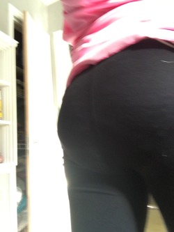 diaperedmilf:  Trick or treating in a wet diaper. Ooops! 