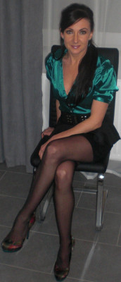 hotminiskirts:  User submitted picture of a beautiful mature lady in black mini skirt and black stockings. More please!