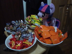 slice-of-life-twilight:  Dee: All right! The table of treats is ready. Twilight: We’ve got a nice selection for your neighborhood’s kids this year. Chocolate candies, sour candies, fruity candies…a little something for everyone to enjoy. Now we