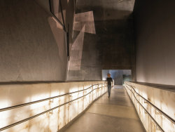 acidadebranca:  architectmagazine:  Alabaster-clad bridges link the galleries within the Canadian Museum for Human Rights, and become illuminated at night.   #ARCHITECTURE # USA ANTOINE #PREDOCK Antoine Predock (born 1936 in Lebanon, Missouri) 2014 –