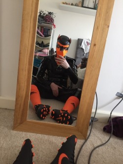 rubberbiker18:I’m Pup Quinn, A horny young rubber pup, who only plays in full gear. So if you like strong bdsm/ gear sessions youve come to the right place!