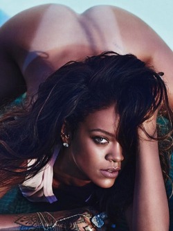 randomnudez:  Rihanna