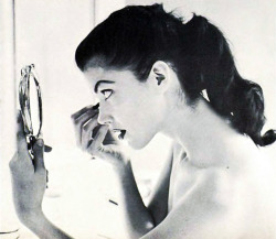 vintagechampagnefever:  Pin up model Sandra Edwards applies her eyeliner 