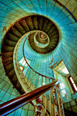destroyed-and-abandoned:  Spiral Staircase in an abandoned lighthouse. Photo by Adrien C. . 