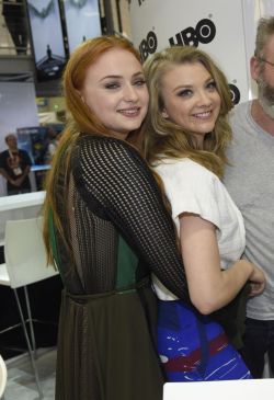 Sophie Turner &amp; Natalie Dormer - Comic Con San Diego. ♥  Oooh very cosy. I shall be keeping an eye on you Miss Turner. ♥