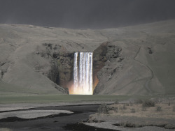 Waterfall amidst a mountain covered in ash after a volcano eruption. Taken in Iceland. One of the most unique landscape photos I’ve ever seen. 
