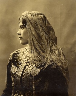 ledecorquejadore:A Jewish girl from Algeria, ca 1890. (via Pinterest)