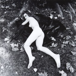 formerlyuncredited: Helmut Newton, Nude, lying down, by tree roots, 1989. Stampa ai sali d’argento, collezione Trisorio. 