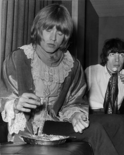goo-goo-gjoob-goo-goo:  Brian Jones and Bill Wyman eating during a recording session, 1967