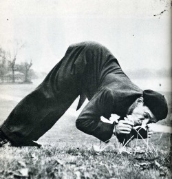 German contortionist Eddy Merky savors the daffodils of London&rsquo;s Hyde Park.