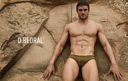 mancrushoftheday:  Thom Evans for @dhedral #muscle #abs  The Man Crush Blog / Facebook / Twitter