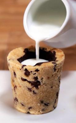 takethedamncash:  stunningpicture:  Milk in cookie cup.  How do you make this?