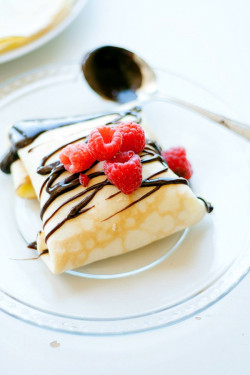 avve:  confectionerybliss:  Ice Cream Crepes And 30 Second Hot Fudge | Heather’s French Press   avve.es  Inspiration and lifestyle blog.