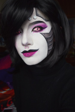 spectredeflector:  Mettaton Makeup because lots of folks asked for it, and what can I say? I love me a gay robot. My wig is from here, and your 10% discount code is “SPECTRE10″! 
