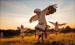 nativeamericannews:  The Eagle Dance portrays the life cycle of the eagle from birth to death. The dance shows how the eagle learns to walk, hunt and feed itself and it’s family. http://bit.ly/JYC46F  