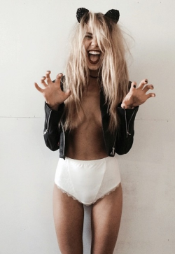girls&ndash;collection:  Sahara Ray You can find her on Instagram: @sahara_ray And her own Tumblr: tutsiejane And last but not least, her Facebook:https://www.facebook.com/sahara.ray