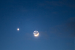 tmpls:Sun, moon, Venus, Mars (I believe) in one photo.