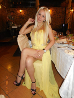 suki2links:  I ❤️ her elegance dress and high heels, she has long sexy legs💋💋💋