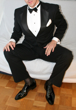 boysarewelluddered:  shinydressshoes:  Here are some more of my tux play picture set … enjoy …    I just cum
