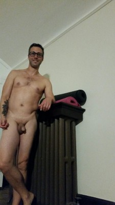 fun2bnaked:  When you get home on a cold day, go the warmest spot in the house and get your clothes off (better yet, stop and pose for a pic) – it’s fun2bnaked!  This guy has some other nice images on his blog page – let’s encourage him to stay