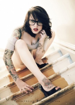 cachonda:  Chica tatuada con lentes.