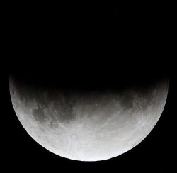 File:Lunar eclipse june 2010 northup.jpg - Wikipedia, the free encyclopedia on We Heart It. http://weheartit.com/entry/60769677/via/annabec