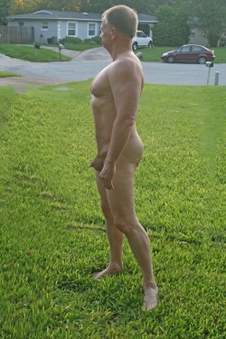 mkauff4656:  Nude in the Front Yard