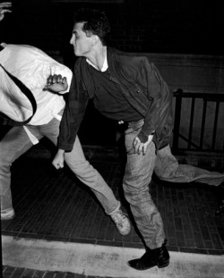 Sean Penn punches photographer Vinnie Zuffante in the courtyard of Penn&rsquo;s West 64th Street apartment building. Aug. 29, 1986